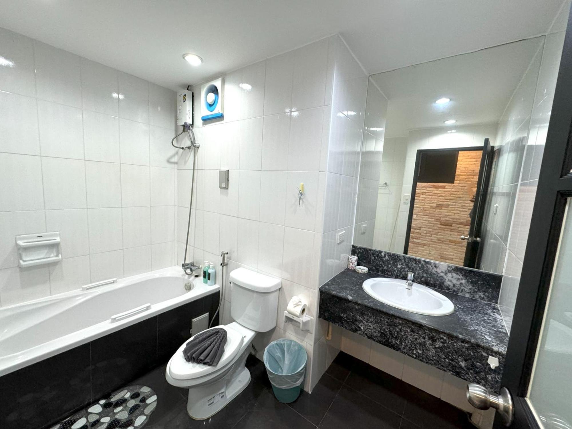 Patong Tower Apartment By Lofty Экстерьер фото